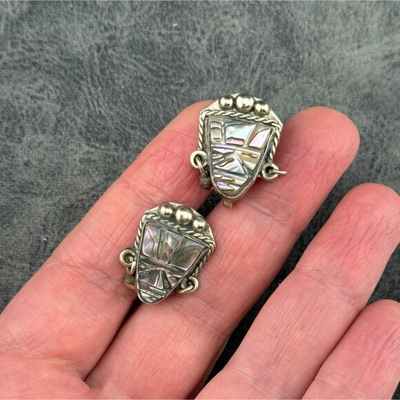 Alpaca Silver Aztec Mask Tiki Carved MOP Screw-back Clip Earrings VTG Mexico - Picture 12 of 13
